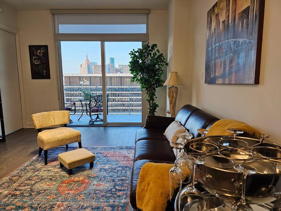 Luxury Highrise In Midtown - Skyline Views And Chic Decor Apartment Houston Exterior photo