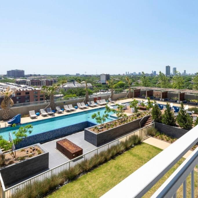 Luxury Highrise In Midtown - Skyline Views And Chic Decor Apartment Houston Exterior photo
