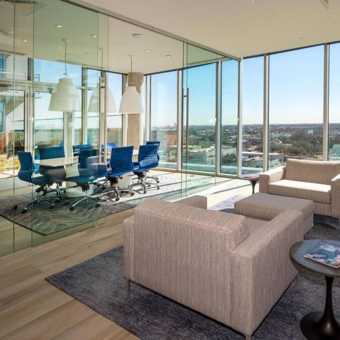 Luxury Highrise In Midtown - Skyline Views And Chic Decor Apartment Houston Exterior photo