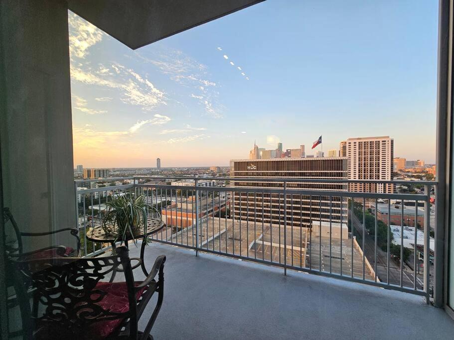 Luxury Highrise In Midtown - Skyline Views And Chic Decor Apartment Houston Exterior photo